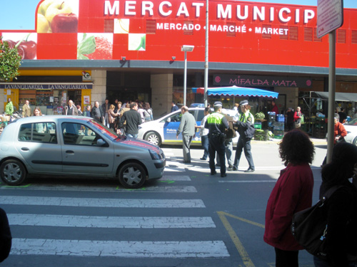El vehicle causant de l'atropellament, aturat damunt del pas de vianants.