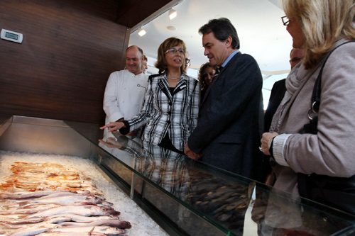 Artur Mas rep les explicacions de Teresa Ferrés durant la visita a l'Espai del Peix.