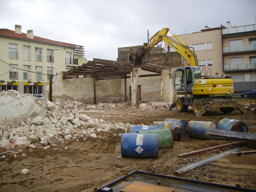 Desmuntatge del sostre del magatzem de Can Montaner, al desembre de 2008.