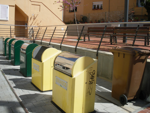 La bateria de contenidors soterrats on es va detectar l'incendi.