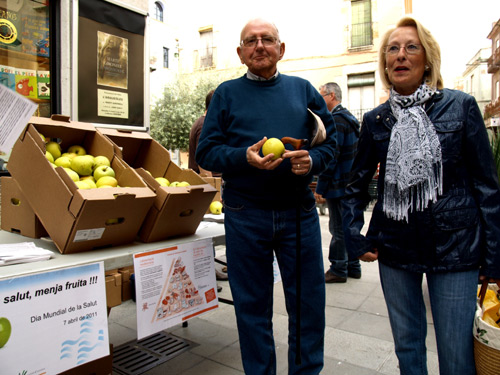 Repartiment de pomes, aquest matí a la plaça de la Vila.