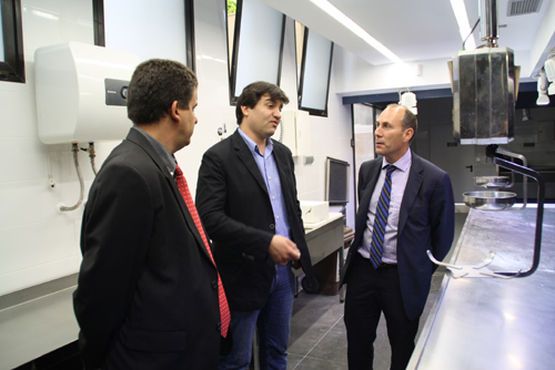 L'alcalde de Palafrugell, Sergi Sabrià, i el president de la Cambra, Xavier Ribera, durant la visita d'ahir.