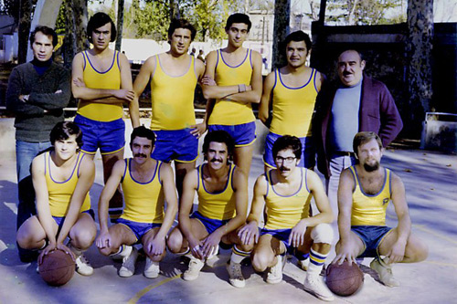 Un equip de bàsquet a l'antiga pista de l'Arbreda. (Foto cedida per Ramon Sarrinat).