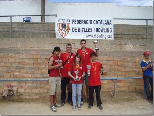 La representació del Club de Bitlles Palamós que va guanyar trofeus a Tarragona.