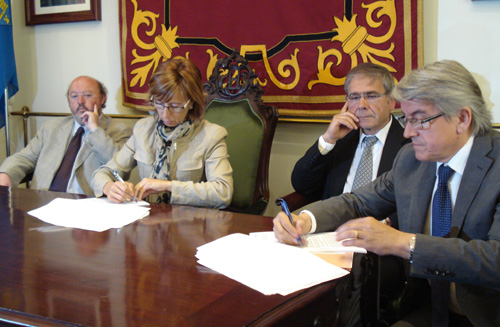 Moment de la firma del contracte, amb l'alcaldessa de Palamós i els alcaldes de Calonge i Vall-llobrega.