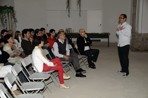 Un moment de l'acte d'ahir, amb Èrik Solés adreçant-se al públic. (Foto cedida per Josep Lois).