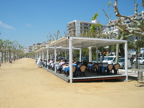 La terrassa que s'ha muntat aquests darrers dies al passeig del Mar.