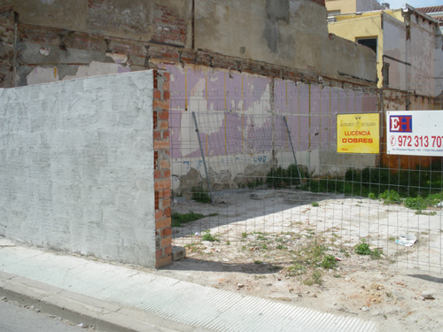 Un solar tancat al carrer d'Orient.