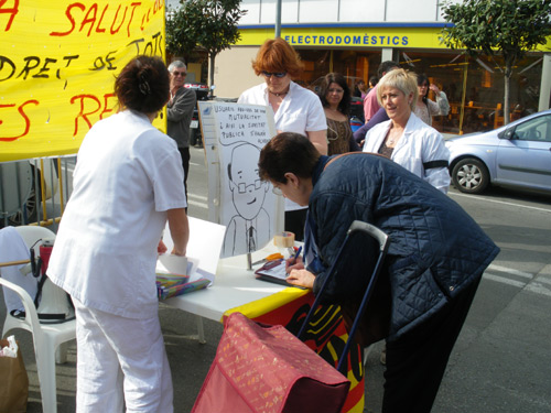 Recollida de firmes de CCOO contra la retallada de pressupost a l'hospital de Palamós.
