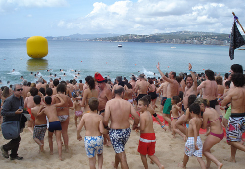 Primer bany de l'any a la platja Gran, aquest passat diumenge.