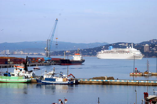 El Thomson Dream fent la maniobra d'accés al port de Palamós, aquest matí.