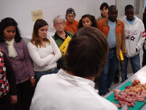 Aquest taller facilita la interrelació cultural mitjançant la gastronomia.  