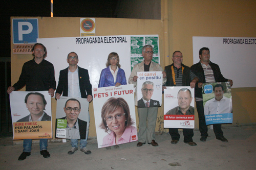 Tots els caps de llista, ahir a la nit en l'enganxada del primer cartell electoral.