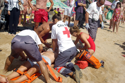 Simulacre de salvament a la platja Gran de Palamós.