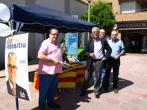 Kelo Martí, amb membres de la seva candidatura, avui al mercat.