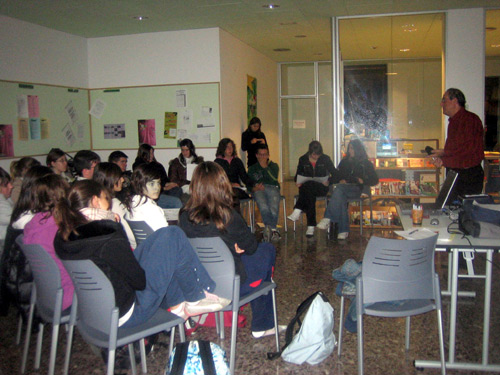Activitat de l'Associació Comunitària Anti-Sida al Punt Jove de Palamós.