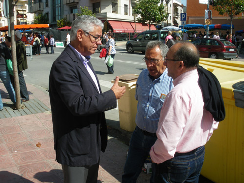 Kelo Martí fent campanya al carrer.