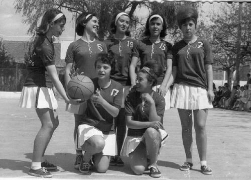 Fotografia històrica d'un equip femení de bàsquet a Palamós. (Foto gentilesa de Ramon Sarrinat).