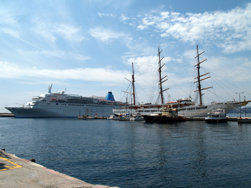 El Sea Cloud II, en primer terme, i el Thomson Dream, avui al port de Palamós.