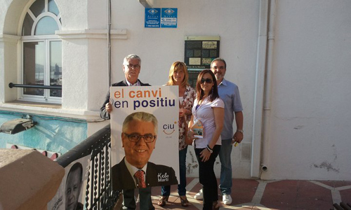 Kelo Martí, cap de llista de CiU a Palamós, amb membres de la seva candidatura.