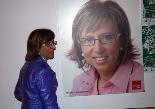 La candidata del PSC, Teresa Ferrés, davant del seu cartell electoral.