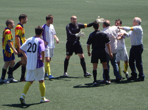 Un moment de tensió en el Vilafranca-Palamós d'ahir. (Foto: Sergi Cortés).