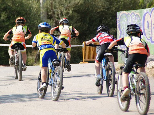 Un grup de mainada practicant BTT.
