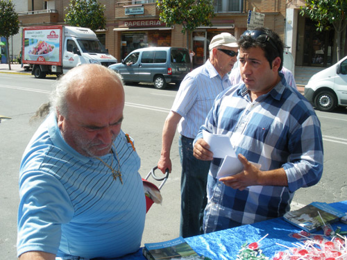 Ricard Fontanet, a la dreta, fent campanya.