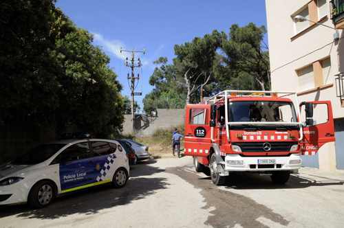 Bombers i Policia Local, treballant aquesta tarda a la zona de l'incendi. (Foto: Josep Lois).