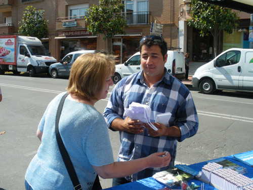 Ricard Fontanet fent campanya al mercat.