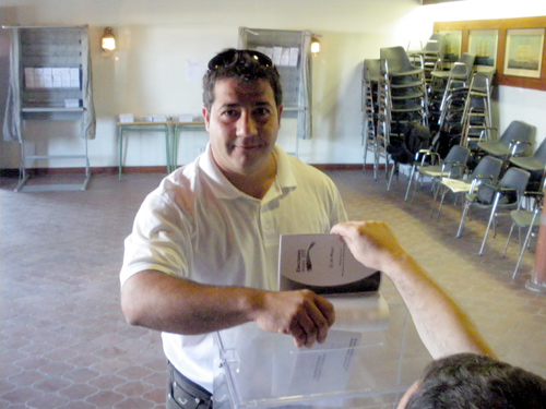 Ricard Fontanet, que es presenta per primera vegada, exercint el seu dret de vot.
