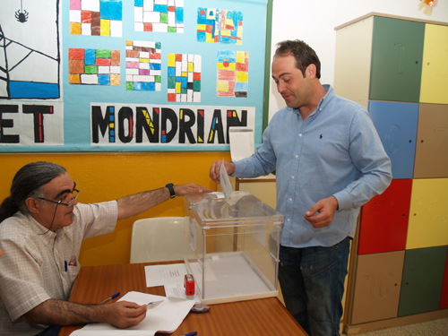 Un elector en el moment de dipositar el seu vot, aquest matí.