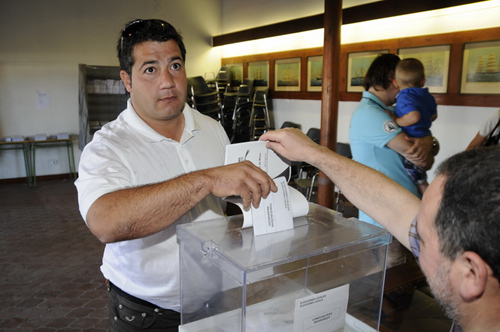 Ricard Fontanet, ahir en el moment de dipositar el seu vot. (Foto: Josep Lois).