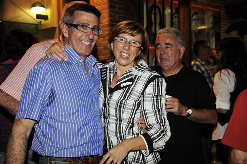 Teresa Ferrés, ahir a la nit, celebrant la victòria amb el seu marit. (Foto: Josep Lois).