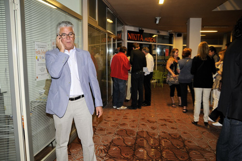 Kelo Martí a la porta del local de CiU, ahir a la nit. (Foto: Josep Lois).