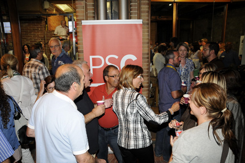 Teresa Ferrés, al centre, diumenge després de guanyar les eleccions. (Foto: Josep Lois).