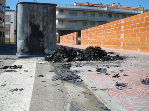Un dels contenidors cremats, al carrer de Mallorca.