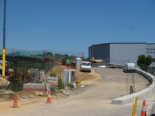 Tasques de construcció del nou pont sobre la C-31, avui.