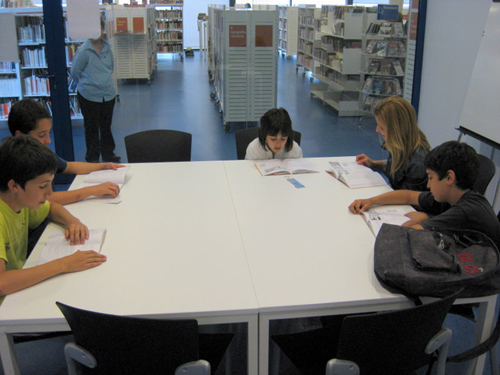 Un moment de l'activitat 'La teva lectura fàcil', a la biblioteca de Palamós.