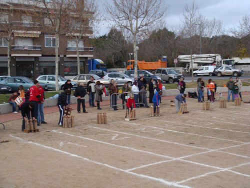 Instantània d'una competició infantil de bitlles catalanes.