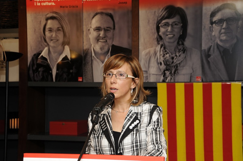 La regidora electa del PSC, Teresa Ferrés, durant la campanya electoral.