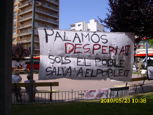 Una de les pancartes que els 'indignats' han posat a la plaça de Catalunya, a Palamós.