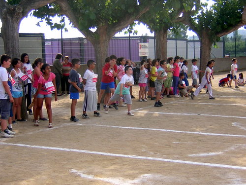 Instantània de la competició escolar de bitlles que es va fer al Vila-romà.