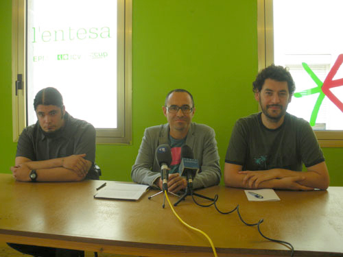 El regidor electe d'Entesa, Èrik Solés, al centre, durant la roda informativa d'avui.