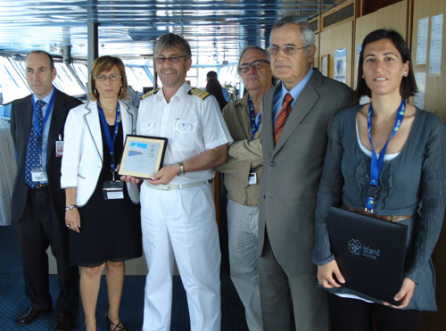 El capità de l'Island Escape, aquest matí, rebent el reconeixement de les institucions.