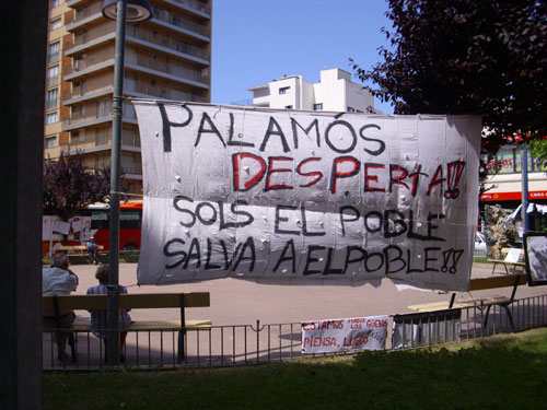 Una de les pancartes elaborades pels indignats de Palamós.