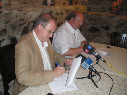Martí Fonalleras, en primer terme, i Jordi Soler, firmant el pacte de govern, aquest migdia.