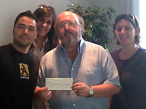 L'alcalde de Calonge en funcions, Jordi Soler, rep el xec de part dels associants de la vila.