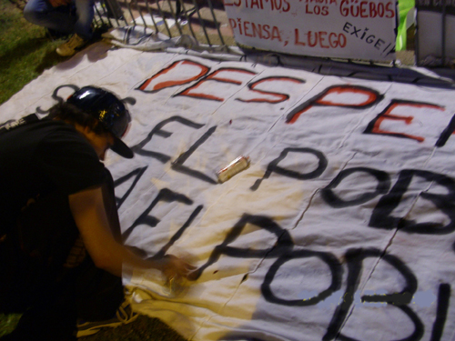 Confecció d'una pancarta en una concentració dels indignats. (acampadapalamos.wordpress.com).