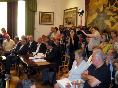 La sala de plens es va omplir de públic.